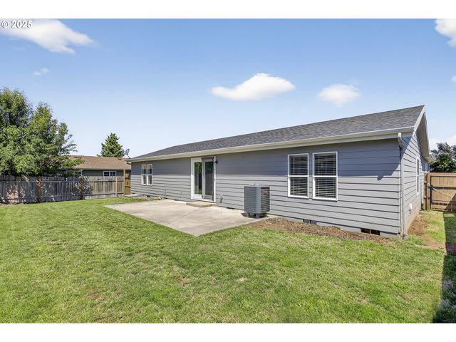 588 Se DANCE Dr, Estacada, OR 97023