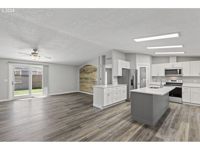 588 Se DANCE Dr, Estacada, OR 97023