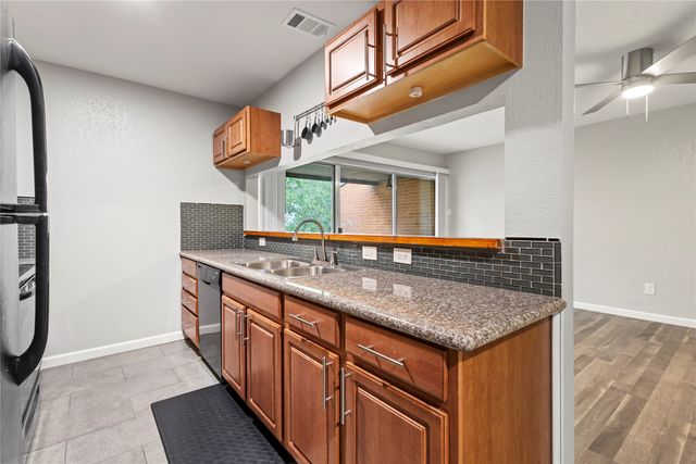 526 E Avenue J D, Grand Prairie, TX 75050
