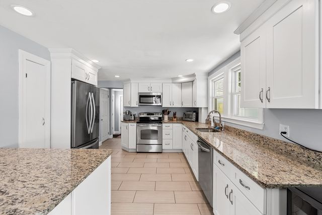 9 Chapman Rd, Wakefield, MA 01880