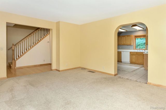 7653 CHASE LAKE Road, Fowlerville, MI 48836