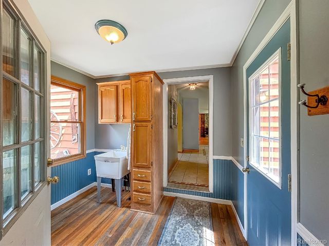 7653 CHASE LAKE Road, Fowlerville, MI 48836