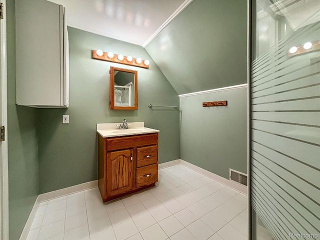 7653 CHASE LAKE Road, Fowlerville, MI 48836