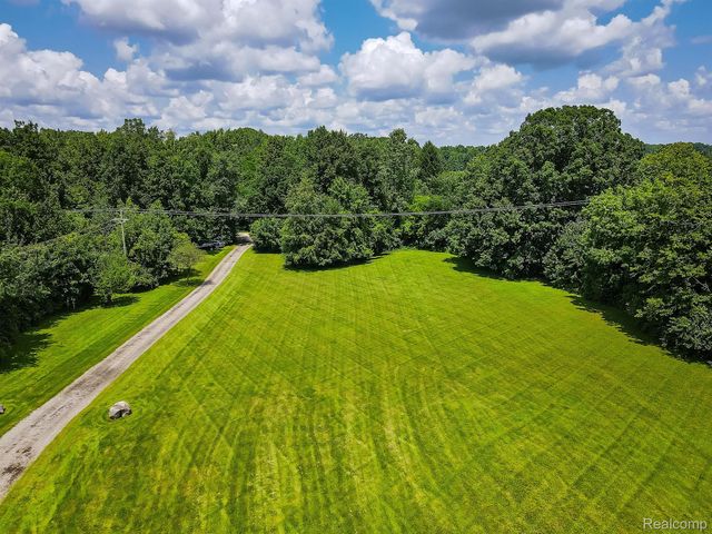 7653 CHASE LAKE Road, Fowlerville, MI 48836