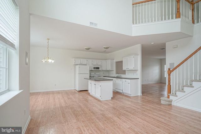 8 TROUT TRL, Delran, NJ 08075