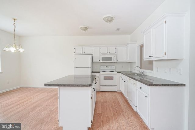 8 TROUT TRL, Delran, NJ 08075