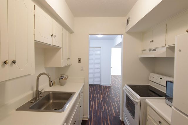 2101 Fountain View Drive 35, Houston, TX 77057