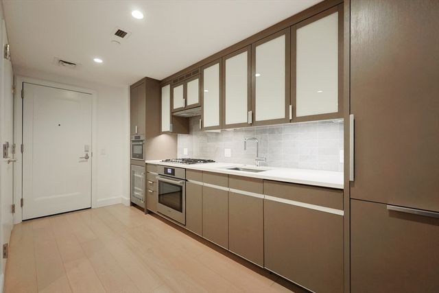 100 Lovejoy Wharf 5P, Boston, MA 02114