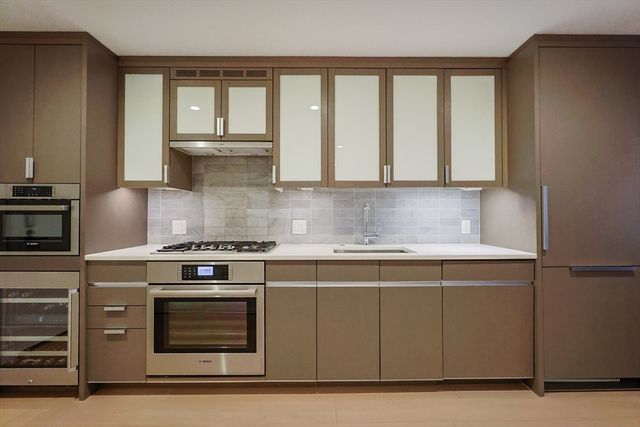 100 Lovejoy Wharf 5P, Boston, MA 02114