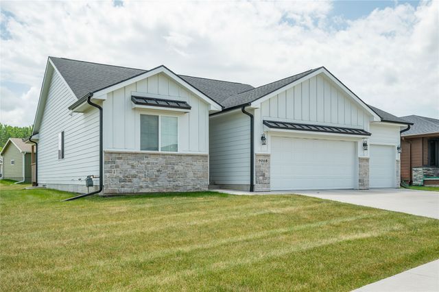9068 Hayden Drive, West Des Moines, IA 50266