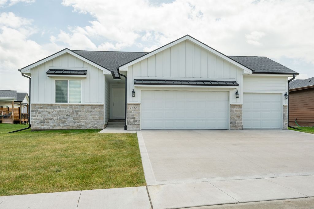 9068 Hayden Drive, West Des Moines, IA 50266