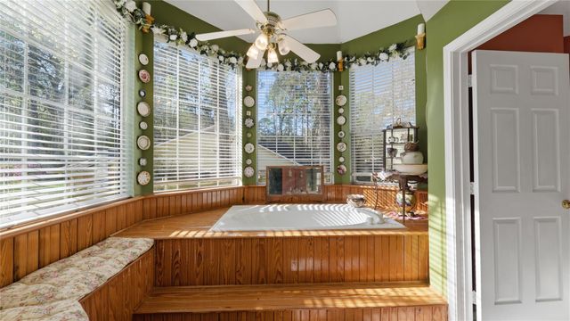 1923 Fairway Drive, Huntsville, TX 77340