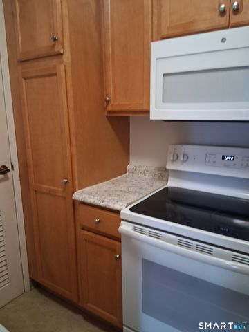 75 Washington Avenue 2-402, Hamden, CT 06518