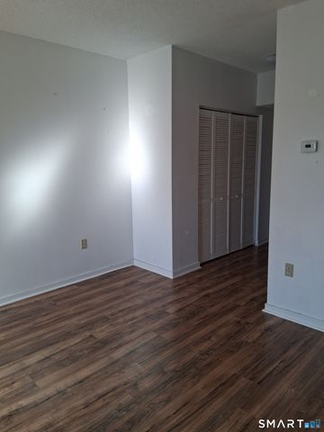 75 Washington Avenue 2-402, Hamden, CT 06518