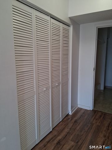 75 Washington Avenue 2-402, Hamden, CT 06518