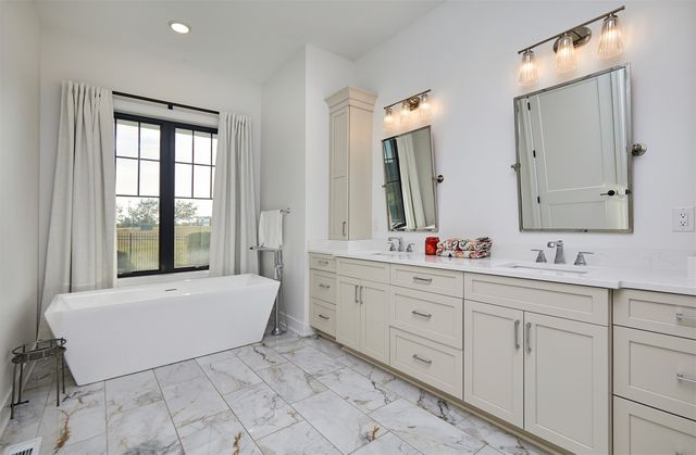 814 SW Prairie Trail Parkway, Ankeny, IA 50023