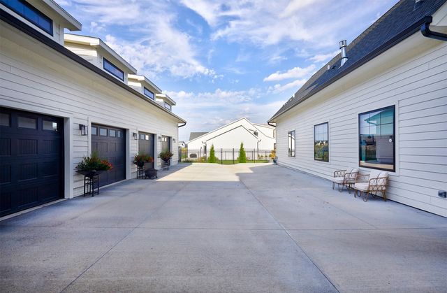 814 SW Prairie Trail Parkway, Ankeny, IA 50023