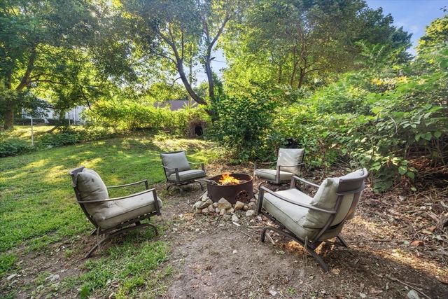 77 South St, Plymouth, MA 02360