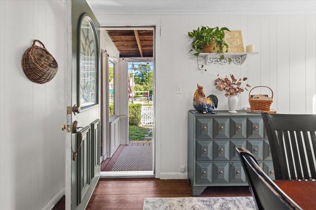 77 South St, Plymouth, MA 02360