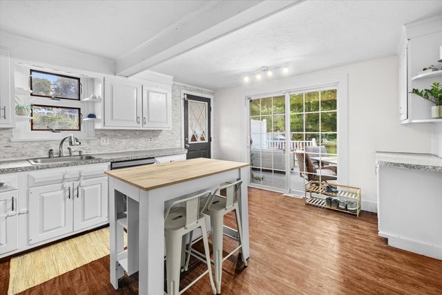 77 South St, Plymouth, MA 02360