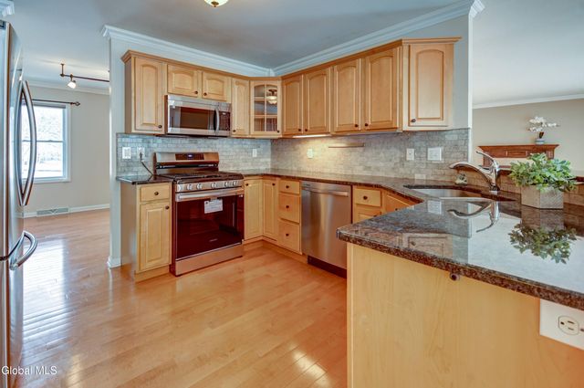 19 Christopher Way, Halfmoon, NY 12065