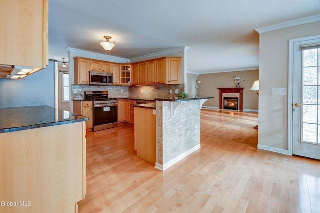 19 Christopher Way, Halfmoon, NY 12065