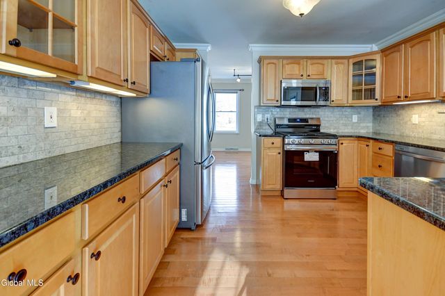 19 Christopher Way, Halfmoon, NY 12065