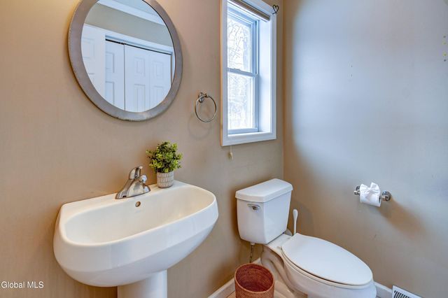 19 Christopher Way, Halfmoon, NY 12065