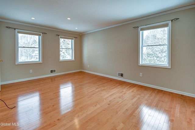 19 Christopher Way, Halfmoon, NY 12065