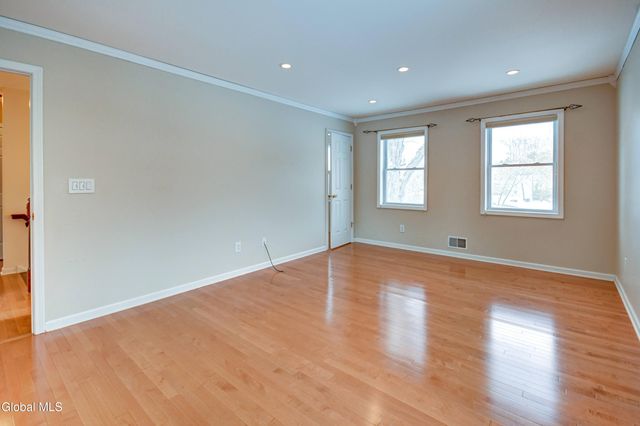 19 Christopher Way, Halfmoon, NY 12065