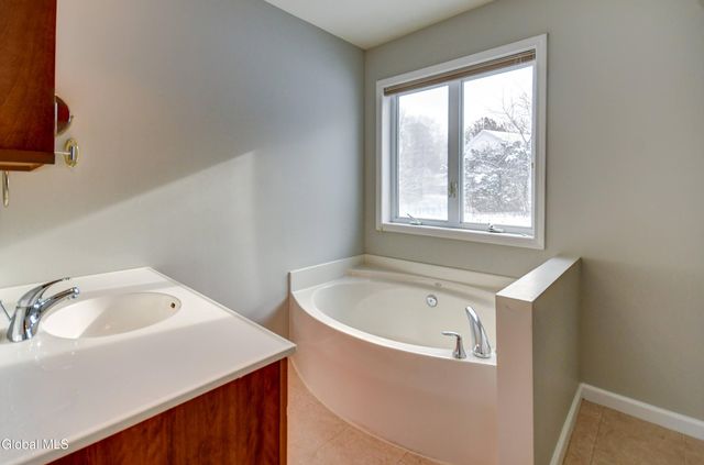 19 Christopher Way, Halfmoon, NY 12065