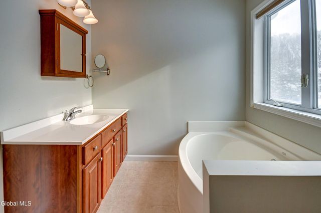 19 Christopher Way, Halfmoon, NY 12065