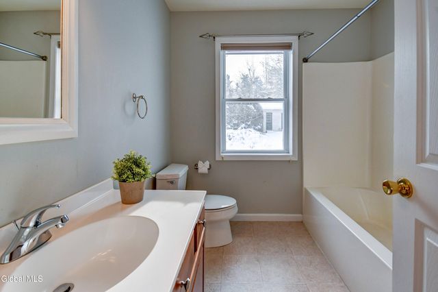 19 Christopher Way, Halfmoon, NY 12065