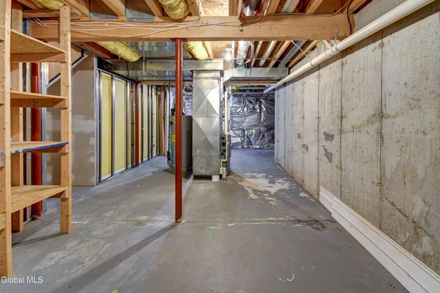 19 Christopher Way, Halfmoon, NY 12065