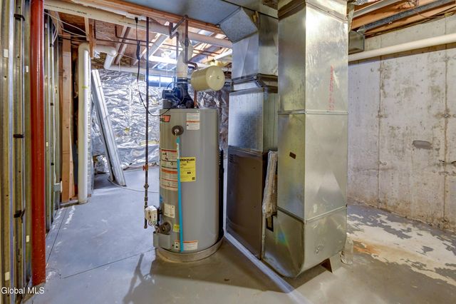 19 Christopher Way, Halfmoon, NY 12065