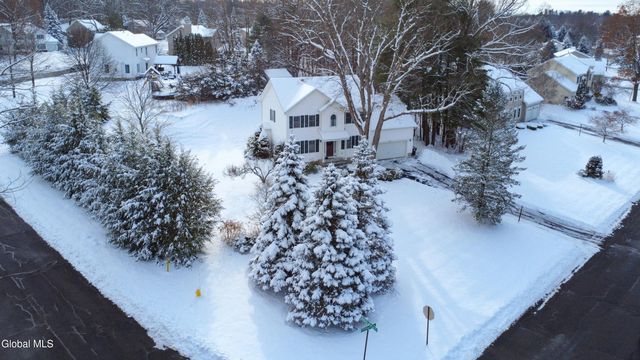 19 Christopher Way, Halfmoon, NY 12065