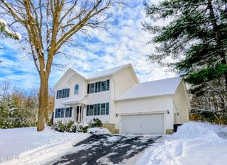 19 Christopher Way, Halfmoon, NY 12065