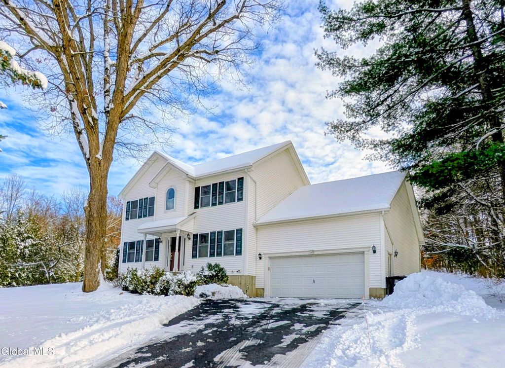 19 Christopher Way, Halfmoon, NY 12065