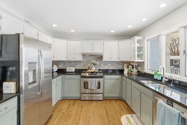 12 Crestview Lane, Lake Barrington, IL 60010