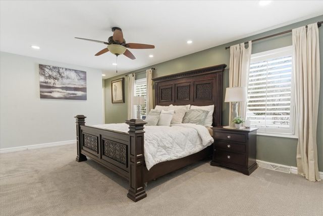 12 Crestview Lane, Lake Barrington, IL 60010