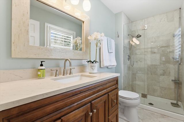 12 Crestview Lane, Lake Barrington, IL 60010