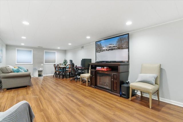 12 Crestview Lane, Lake Barrington, IL 60010