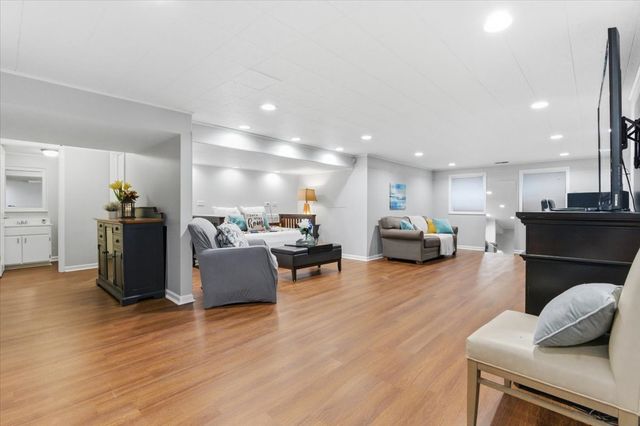 12 Crestview Lane, Lake Barrington, IL 60010