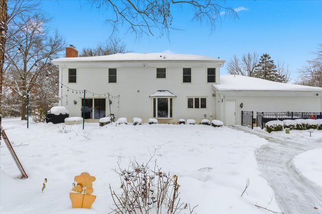 12 Crestview Lane, Lake Barrington, IL 60010