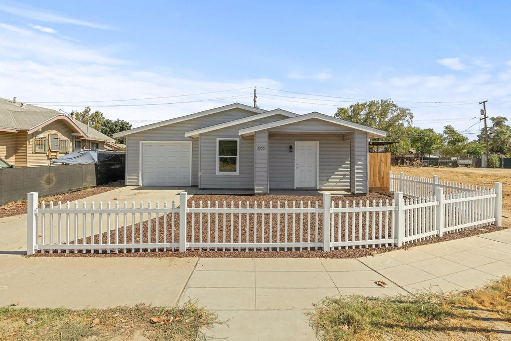 Image 2 of property listing at 2255 S Rose Avenue, Fresno, CA 93706