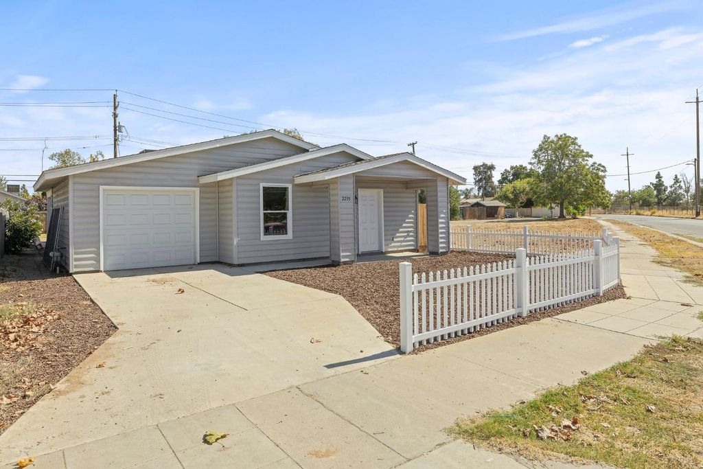 Image 3 of property listing at 2255 S Rose Avenue, Fresno, CA 93706