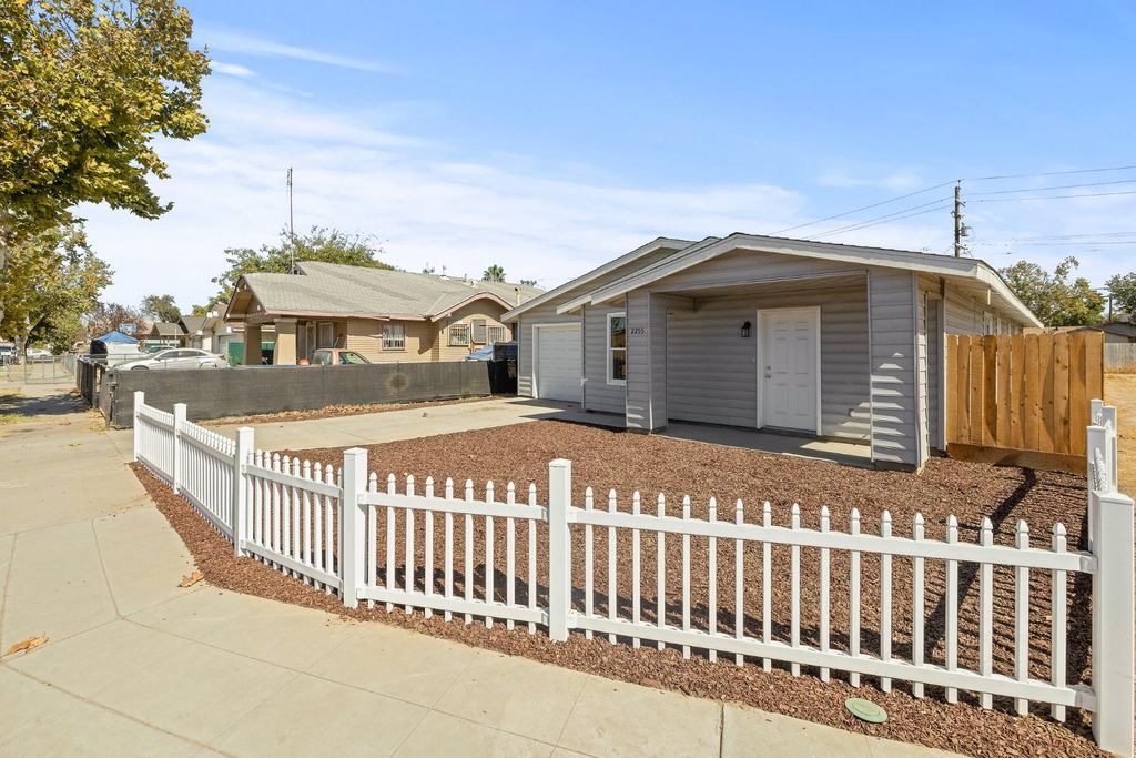 Image 4 of property listing at 2255 S Rose Avenue, Fresno, CA 93706