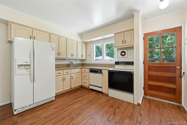 89 Burton Lane, Commack, NY 11725