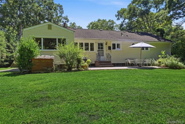 89 Burton Lane, Commack, NY 11725