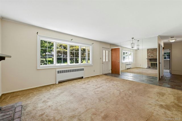 89 Burton Lane, Commack, NY 11725
